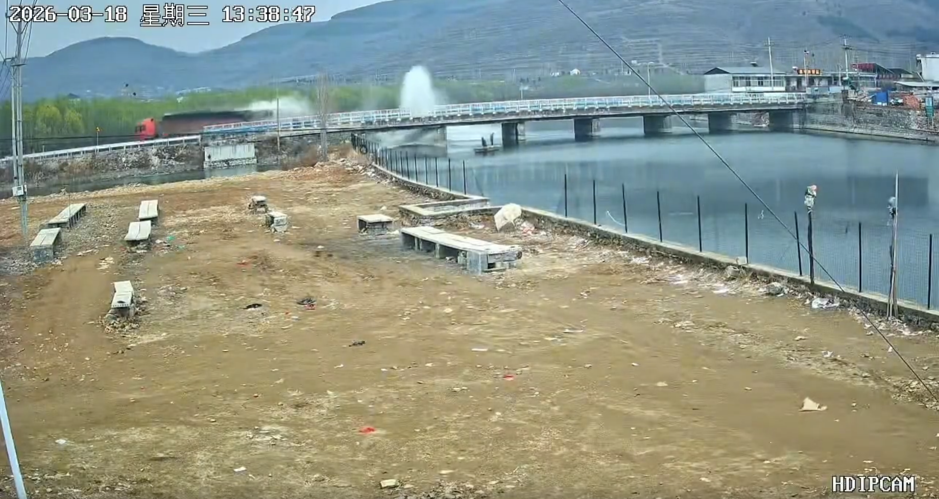 山东临沂费县通报：车辆存在严重超载行为造成一桥梁破损